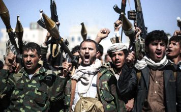 Yemen advierte ataques contra petroleras de Arabia Saudita Combatientes hutíes en Yemen portan armas durante una concentración pública.