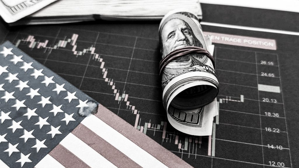 Inflación en Estados Unidos representada con dólares y un gráfico financiero ante el aumento de los precios.