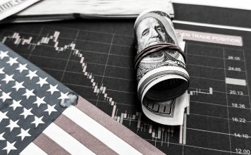 Inflación golpea a Estados Unidos: precios de la gasolina se disparan un 34 % Inflación en Estados Unidos representada con dólares y un gráfico financiero ante el aumento de los precios.
