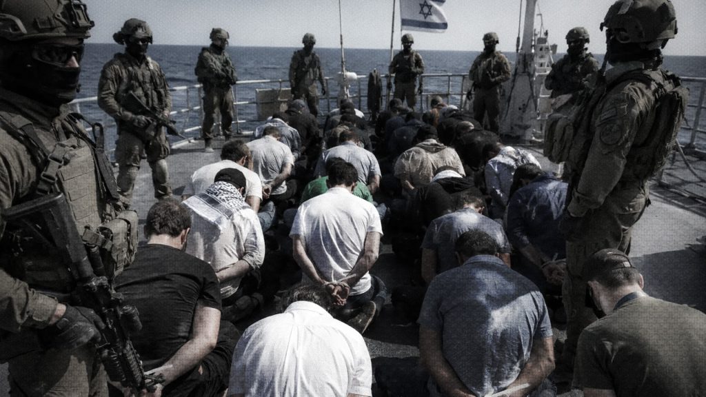 Activistas de la Flotilla Global Sumud detenidos por militares israelíes en una embarcación.