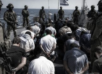 Investigan a la cúpula israelí por abusos contra la Flotilla de Gaza Activistas de la Flotilla Global Sumud detenidos por militares israelíes en una embarcación.