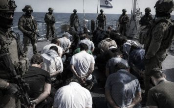Investigan a la cúpula israelí por abusos contra la Flotilla de Gaza Activistas de la Flotilla Global Sumud detenidos por militares israelíes en una embarcación.