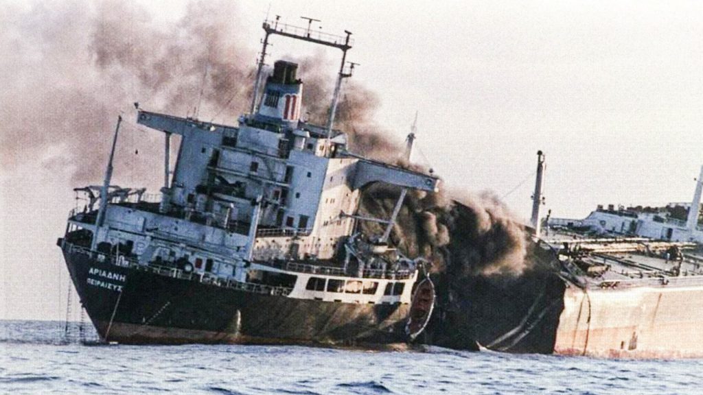 Buque mercante con daños en el casco tras un impacto en el estrecho de Ormuz.