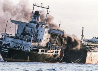Irán ataca buque que intentaba cruzar Ormuz por ruta no autorizada Buque mercante con daños en el casco tras un impacto en el estrecho de Ormuz.
