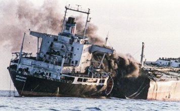 Irán ataca buque que intentaba cruzar Ormuz por ruta no autorizada Buque mercante con daños en el casco tras un impacto en el estrecho de Ormuz.