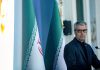 Irán denuncia que Occidente encubre la guerra de agresión de EEUU e Israel Portavoz de Exteriores de Irán, Esmaeil Baqaei, durante una conferencia de prensa junto a la bandera iraní.
