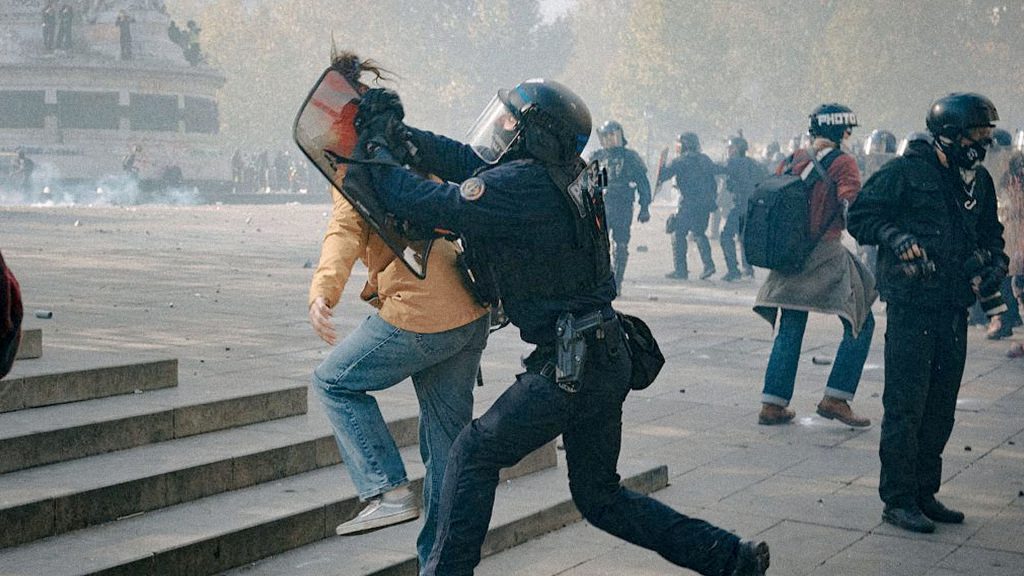 Policía francesa empuja a un manifestante durante las protestas en Francia en octubre de 2026.
