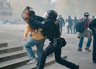 Irán denuncia el doble rasero de Macron ante protestas en Francia Policía francesa empuja a un manifestante durante las protestas en Francia en octubre de 2026.