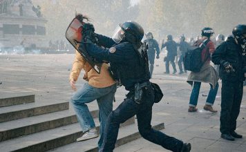 Irán denuncia el doble rasero de Macron ante protestas en Francia Policía francesa empuja a un manifestante durante las protestas en Francia en octubre de 2026.
