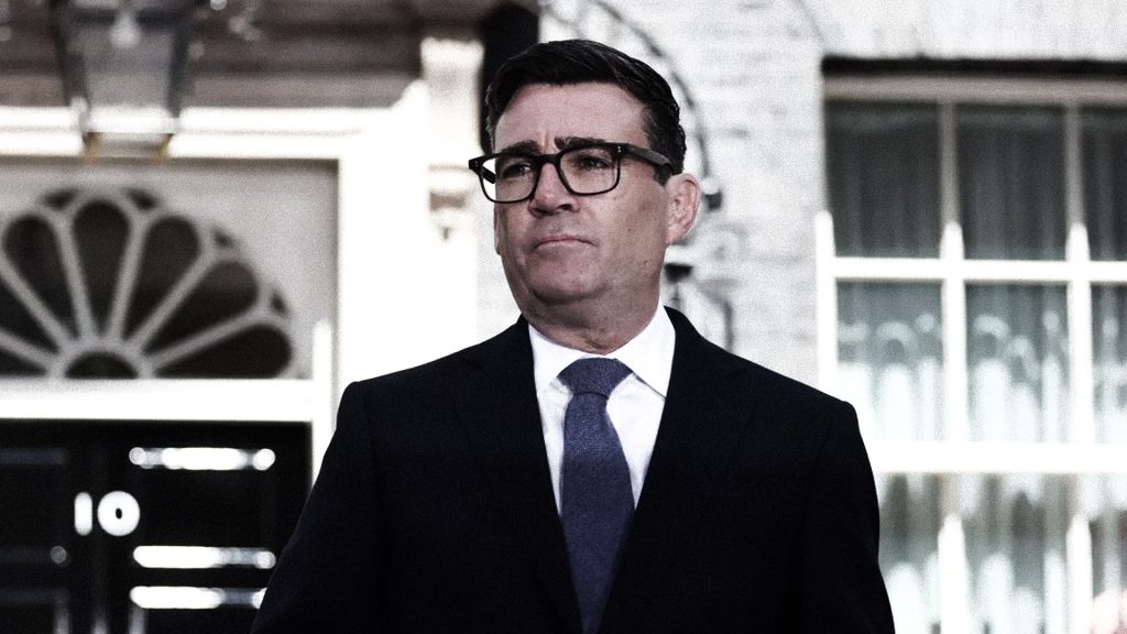 Andy Burnham en una imagen relacionada con las acusaciones de Irán sobre la base aérea RAF Fairford.