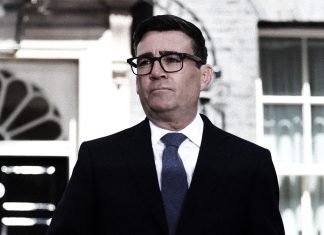 Irán niega acusaciones de Reino Unido sobre la base de Fairford Andy Burnham en una imagen relacionada con las acusaciones de Irán sobre la base aérea RAF Fairford.