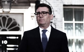 Irán niega acusaciones de Reino Unido sobre la base de Fairford Andy Burnham en una imagen relacionada con las acusaciones de Irán sobre la base aérea RAF Fairford.