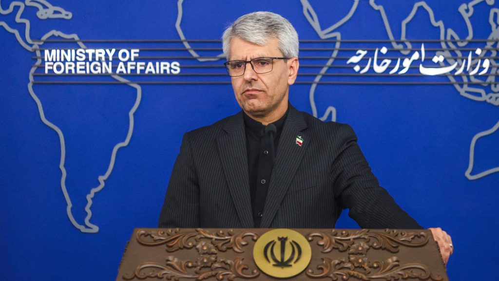 Esmaeil Baghaei, portavoz de Exteriores de Irán, durante una comparecencia oficial en Teherán.