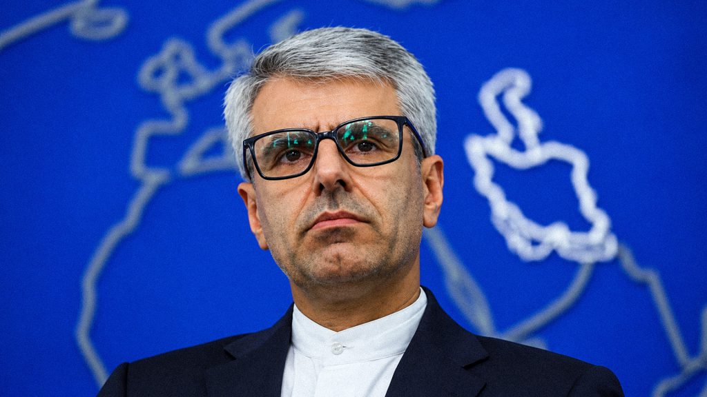 Portavoz de Exteriores de Irán durante una rueda de prensa sobre la posición iraní ante el conflicto en Yemen.