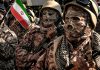 Irán lanza ultimátum a Estados Unidos: ¡Fuera de la región! Soldados iraníes con uniformes de camuflaje y una bandera nacional durante un desfile militar en Teherán.