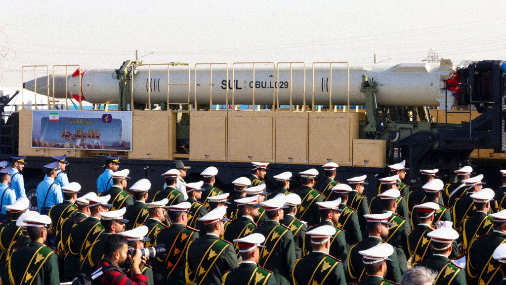 Militares iraníes frente a misiles durante una exhibición militar en Teherán.