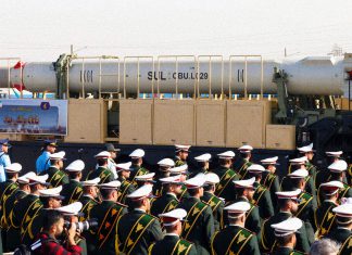 Irán lanza una advertencia sobre el alcance de su arsenal Militares iraníes frente a misiles durante una exhibición militar en Teherán.