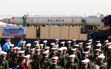 Irán lanza una advertencia sobre el alcance de su arsenal Militares iraníes frente a misiles durante una exhibición militar en Teherán.