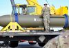 Irán: Tenemos la mayor bomba aérea de Estados Unidos Bomba antibúnker estadounidense GBU-57 MOP de gran tamaño transportada por personal militar en una base aérea.