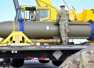 Irán: Tenemos la mayor bomba aérea de Estados Unidos Bomba antibúnker estadounidense GBU-57 MOP de gran tamaño transportada por personal militar en una base aérea.