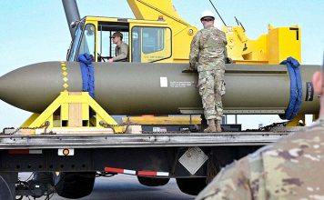 Irán: Tenemos la mayor bomba aérea de Estados Unidos Bomba antibúnker estadounidense GBU-57 MOP de gran tamaño transportada por personal militar en una base aérea.