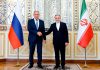 Irán exige un golfo sin tropas extranjeras Representantes diplomáticos de Irán y Rusia estrechan sus manos frente a las banderas de ambos países.