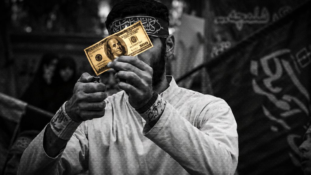 Hombre sostiene un billete de 100 dólares en una imagen ilustrativa sobre las sanciones de Estados Unidos contra Irán.
