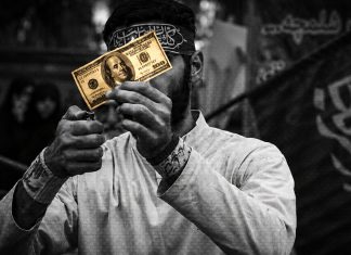 Irán califica de “inhumanas” las sanciones de Estados Unidos Hombre sostiene un billete de 100 dólares en una imagen ilustrativa sobre las sanciones de Estados Unidos contra Irán.