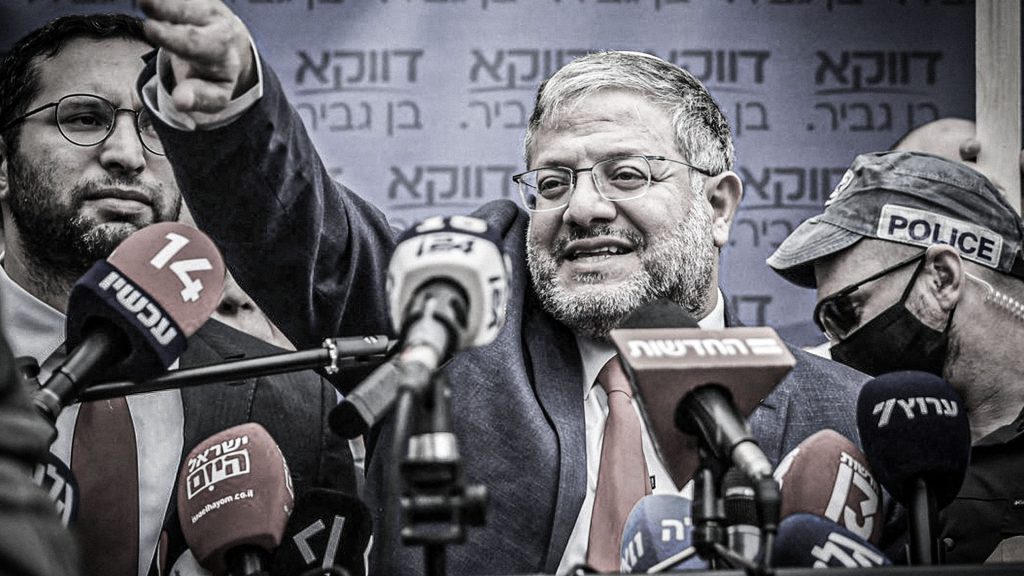 Itamar Ben-Gvir, ministro de Seguridad Nacional de Israel, durante una rueda de prensa rodeado de micrófonos.