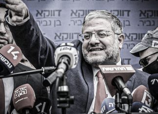 Ministro israelí abandona evento tras ser interrumpido por universitarios Itamar Ben-Gvir, ministro de Seguridad Nacional de Israel, durante una rueda de prensa rodeado de micrófonos.