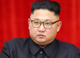 Corea advierte respuesta militar inmediata ante provocaciones de Seúl Kim Jong-un, líder norcoreano, frente a un fondo rojo durante un acto oficial.