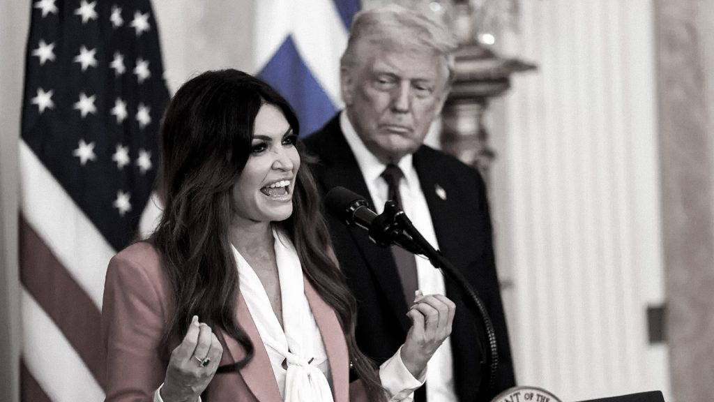 Kimberly Guilfoyle y Donald Trump durante un acto en la Casa Blanca.