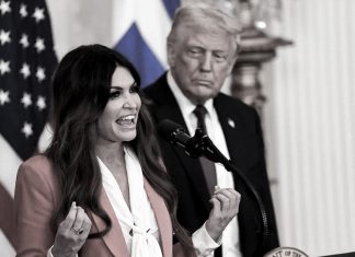 Donald Trump destituye a su embajadora en Grecia tras escándalo político Kimberly Guilfoyle y Donald Trump durante un acto en la Casa Blanca.