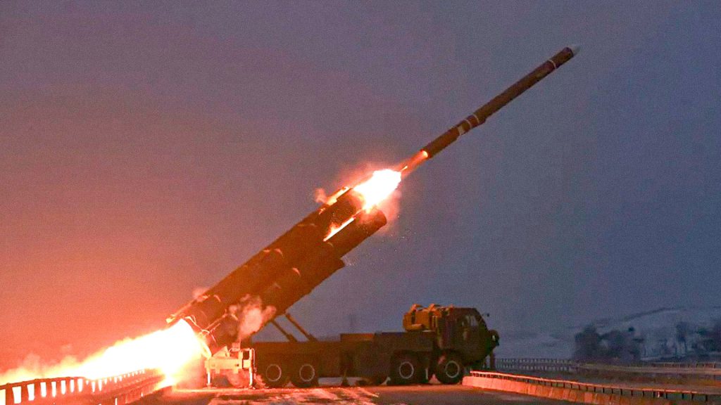 Kim Jong-un supervisó el lanzamiento de un misil estratégico equipado con inteligencia artificial y nuevas capacidades de maniobra.