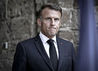 Emmanuel Macron restringe protestas mientras Francia se hunde en una crisis económica El gobierno de Emmanuel Macron enfrenta una crisis económica y social que ha desatado masivas protestas