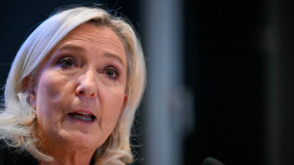 Marine Le Pen, política francesa, que advierte sobre la falta de recursos para financiar a Ucrania.