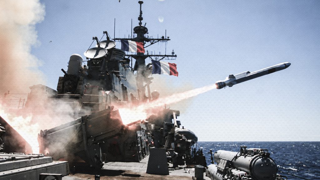 Destructor francés lanzando un misil desde el mar durante una operación militar.