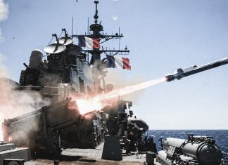 Irán denuncia la hipocresía nuclear de Francia Destructor francés lanzando un misil desde el mar durante una operación militar.