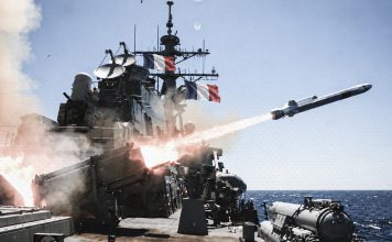 Irán denuncia la hipocresía nuclear de Francia Destructor francés lanzando un misil desde el mar durante una operación militar.