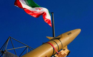 Irán a EE.UU.: Una nueva agresión tendrá consecuencias mucho más dolorosas Misil iraní exhibido junto a la bandera de Irán en una exposición militar en Teherán.