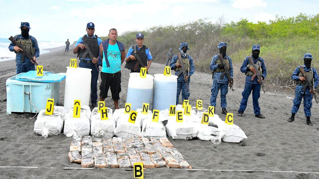 Ejército de Nicaragua presenta paquetes de cocaína incautados en un operativo en el Pacífico.