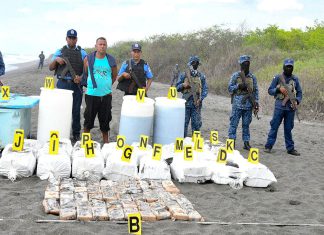 Nicaragua asesta golpe al narcotráfico en el Pacífico Ejército de Nicaragua presenta paquetes de cocaína incautados en un operativo en el Pacífico.