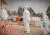Nigeria confirma su primer caso de ébola en más de una década Personal sanitario con trajes de protección traslada a una persona durante una emergencia epidemiológica.