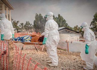 Nigeria confirma su primer caso de ébola en más de una década Personal sanitario con trajes de protección traslada a una persona durante una emergencia epidemiológica.