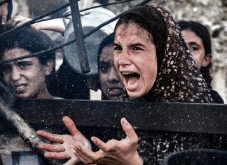 Israel aprieta la soga sobre Gaza: Ahora bloquea todos los alimentos Niña palestina grita desesperada en medio de la crisis humanitaria y alimentaria en Gaza.