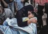 Un niño muere cada día en Gaza por ataques israelíes pese al alto el fuego Madre palestina abraza a un niño fallecido en Gaza durante la crisis humanitaria causada por la guerra.