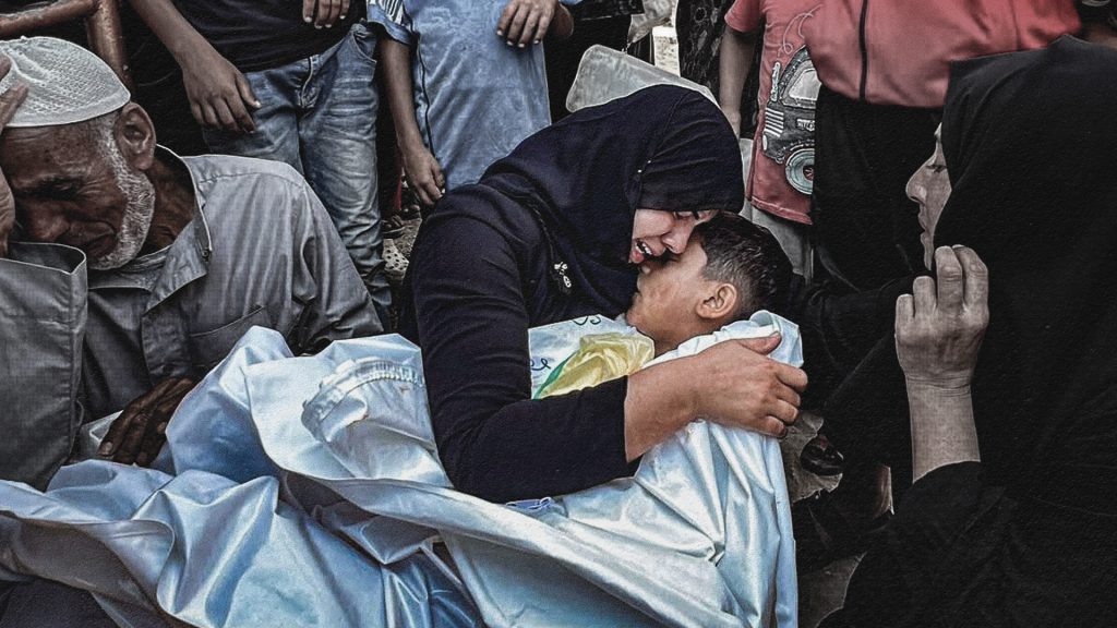Madre palestina abraza a un niño fallecido en Gaza durante la crisis humanitaria causada por la guerra.