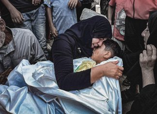 Un niño muere cada día en Gaza por ataques israelíes pese al alto el fuego Madre palestina abraza a un niño fallecido en Gaza durante la crisis humanitaria causada por la guerra.