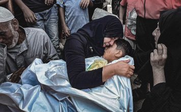 Un niño muere cada día en Gaza por ataques israelíes pese al alto el fuego Madre palestina abraza a un niño fallecido en Gaza durante la crisis humanitaria causada por la guerra.
