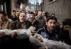 La tragedia que desgarra a Gaza: cerca de 22,000 niños asesinados Palestinos trasladan los cuerpos de dos niños en Gaza durante la crisis humanitaria provocada por los ataques israelíes.